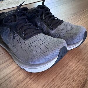 Topo Women's Athletic Shoes - Black and White